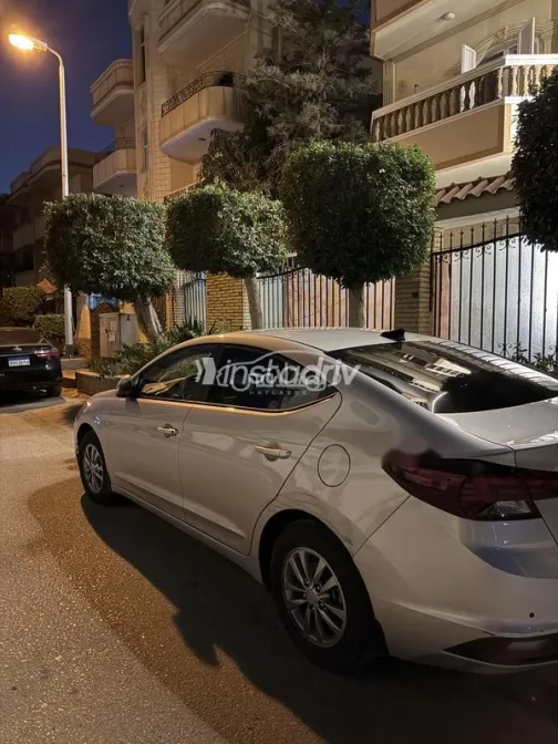 هيونداي إلنترا اى دى 2025 فضي مستعملة للبيع - 3