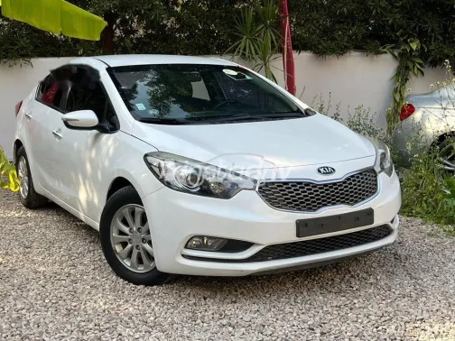 كيا سيراتو 2013 أبيض مستعملة للبيع - 1