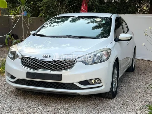 كيا سيراتو 2013 أبيض مستعملة للبيع - 2