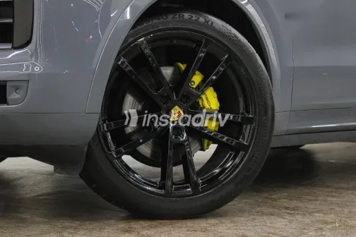 Porsche Cayenne 2024 Gray Used for Sale - 4