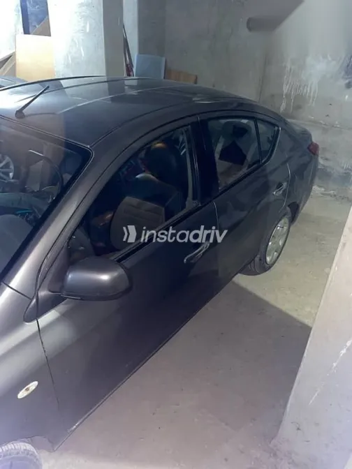 نيسان صنى 2015 فضي مستعملة للبيع - 3