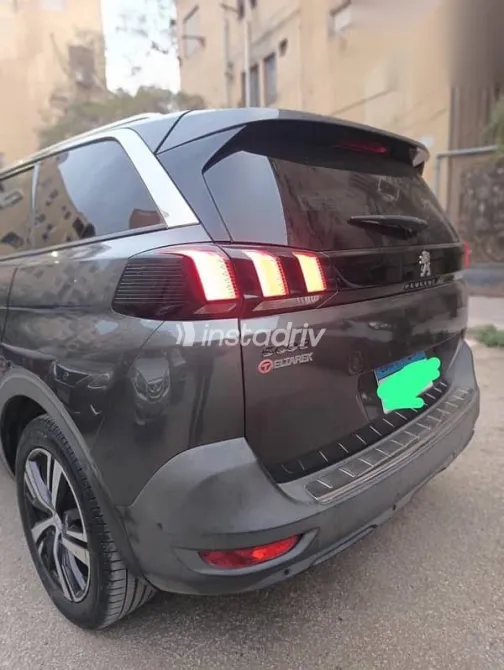 بيجو 5008 2020 رمادي مستعملة للبيع - 4