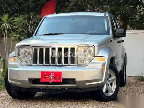جيب شيروكي 2010 فضي مستعملة للبيع - 1