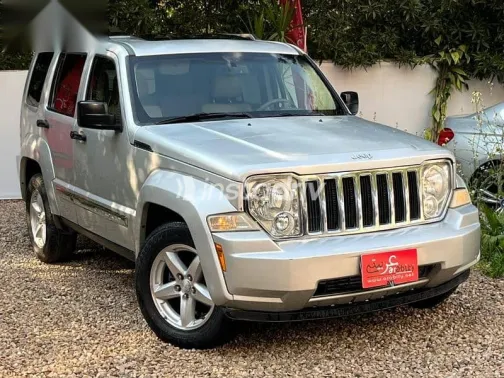 جيب شيروكي 2010 فضي مستعملة للبيع - 3