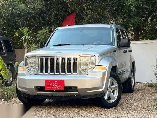 جيب شيروكي 2010 فضي مستعملة للبيع - 5