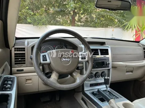 جيب شيروكي 2010 فضي مستعملة للبيع - 6