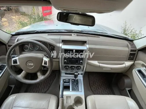 جيب شيروكي 2010 فضي مستعملة للبيع - 7