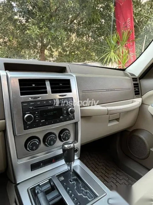 جيب شيروكي 2010 فضي مستعملة للبيع - 8