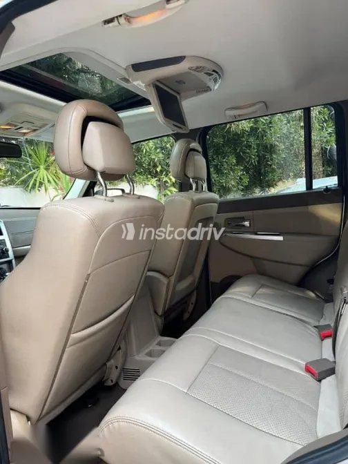 جيب شيروكي 2010 فضي مستعملة للبيع - 9