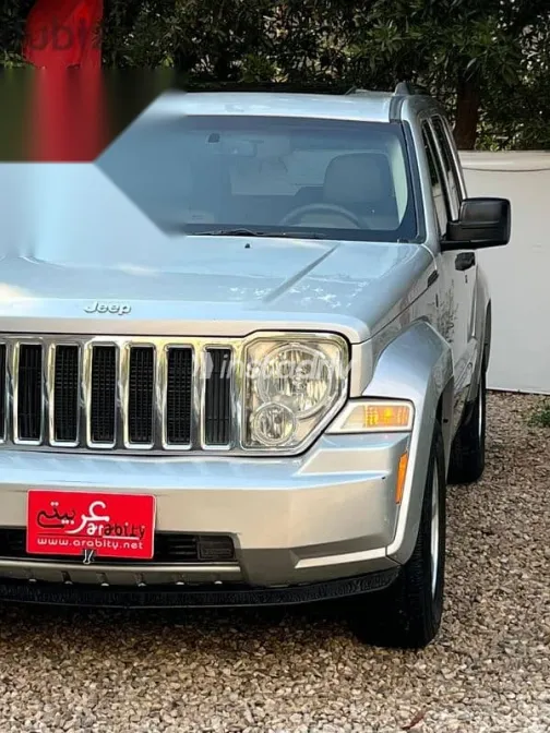 جيب شيروكي 2010 فضي مستعملة للبيع - 10