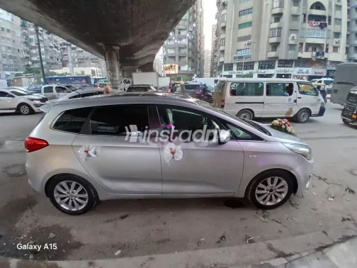 كيا كارينز 2015 فضي مستعملة للبيع - 1
