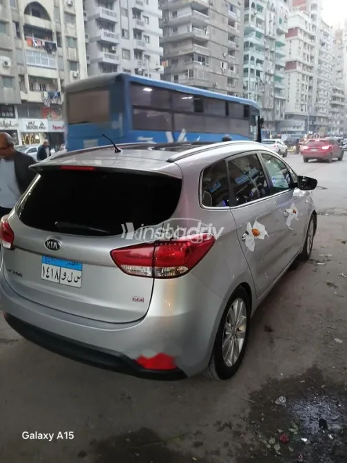 كيا كارينز 2015 فضي مستعملة للبيع - 3