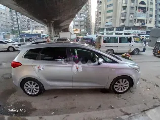 كيا كارينز 2015 فضي مستعملة للبيع