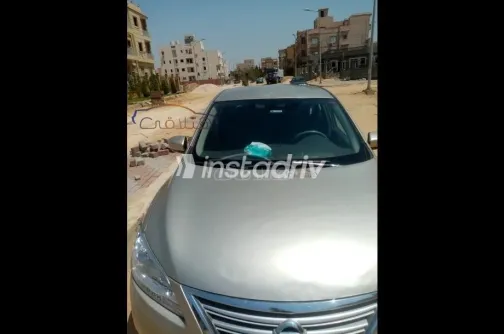 Nissan Sentra 2017 Gold Used for Sale - 1