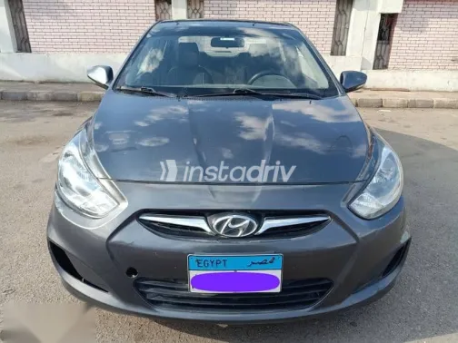 هيونداي اكسنت 2013 رمادي مستعملة للبيع - 1
