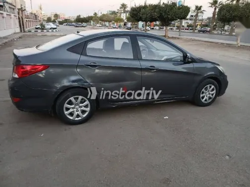 هيونداي اكسنت 2013 رمادي مستعملة للبيع - 2