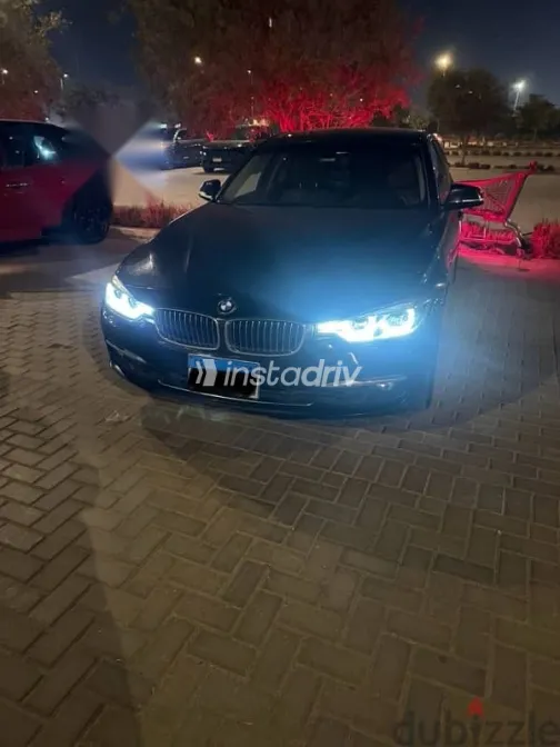 بي ام دبليو 320 2016 أزرق غامق مستعملة للبيع - 1