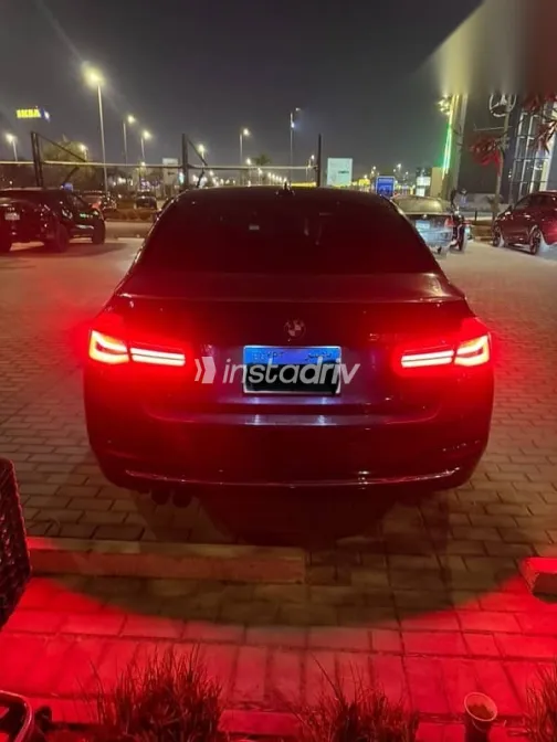 بي ام دبليو 320 2016 أزرق غامق مستعملة للبيع - 2