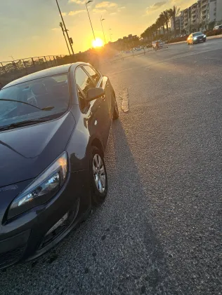 اوبل أسترا 2016 أبيض مستعملة للبيع