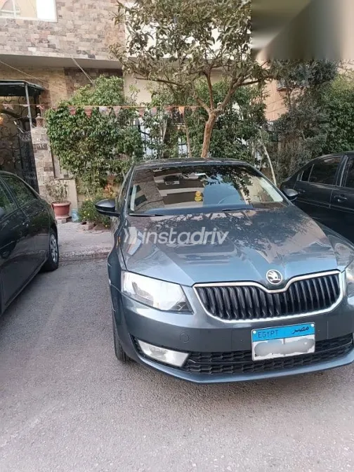 سكودا اوكتافيا 2015 أبيض مستعملة للبيع - 1