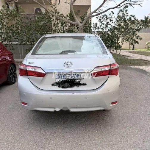 تويوتا كورولا 2015 فضي مستعملة للبيع - 2