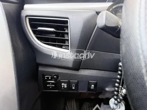 تويوتا كورولا 2015 فضي مستعملة للبيع - 3