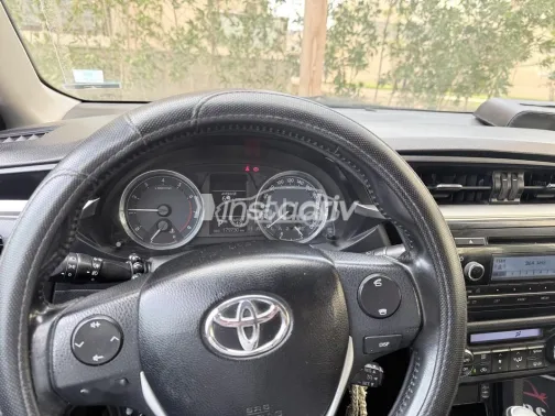 تويوتا كورولا 2015 فضي مستعملة للبيع - 4