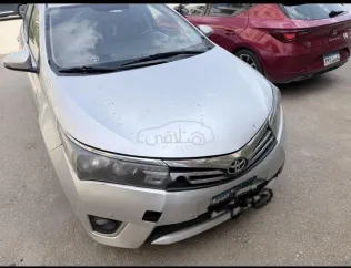 تويوتا كورولا 2015 فضي مستعملة للبيع