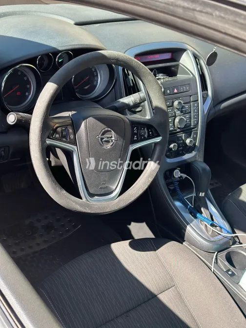 اوبل أسترا 2017 أبيض مستعملة للبيع - 1