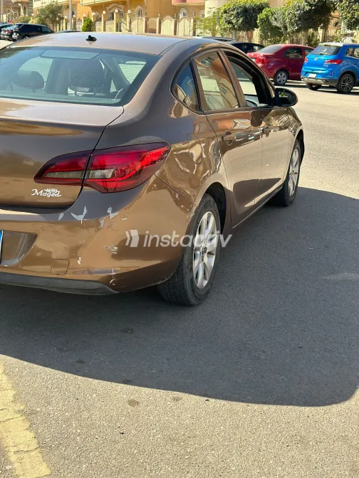 اوبل أسترا 2017 أبيض مستعملة للبيع - 5