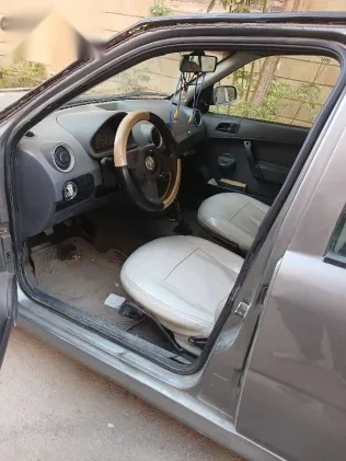 فولكس فاغن بوينتر 2006 فضي مستعملة للبيع