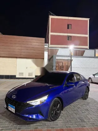 هيونداي إلنترا 2021 أزرق غامق مستعملة للبيع