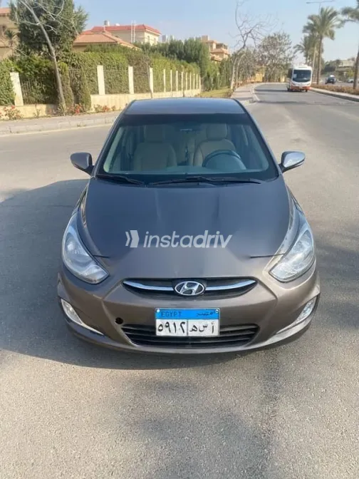 هيونداي اكسنت 2012 بني مستعملة للبيع - 1