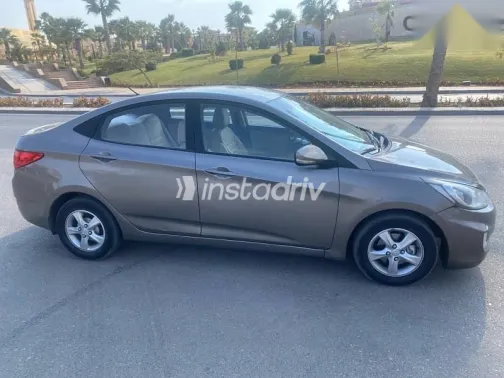 هيونداي اكسنت 2012 بني مستعملة للبيع - 2