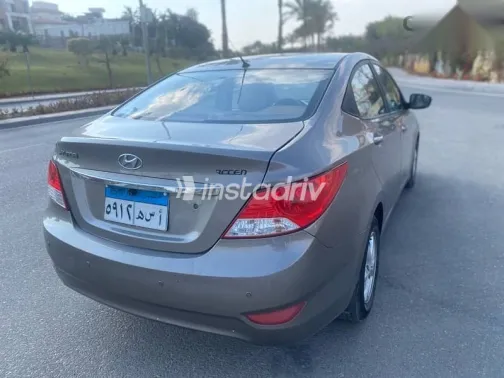 هيونداي اكسنت 2012 بني مستعملة للبيع - 4