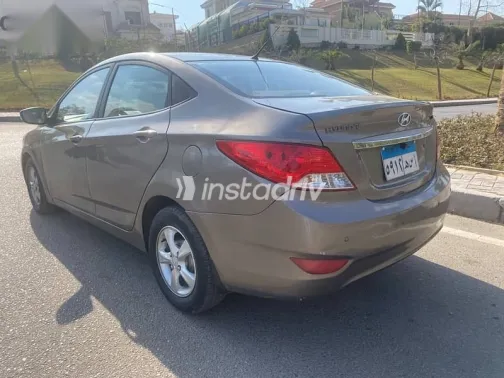 هيونداي اكسنت 2012 بني مستعملة للبيع - 6