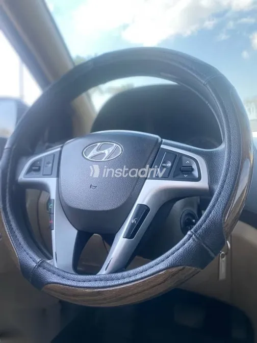 هيونداي اكسنت 2012 بني مستعملة للبيع - 9