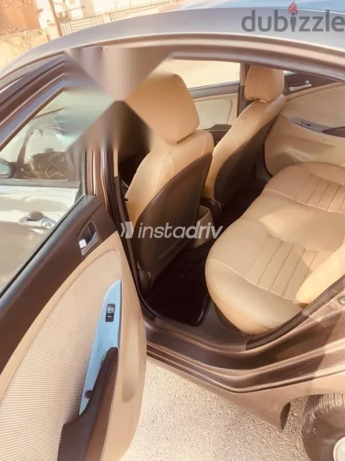 هيونداي اكسنت 2012 بني مستعملة للبيع - 10