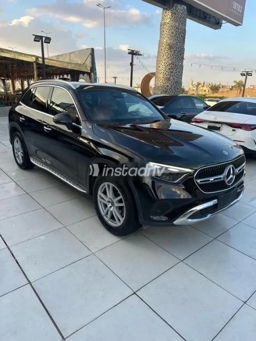 مرسيدس GLC 200 2023 أسود مستعملة للبيع - 2