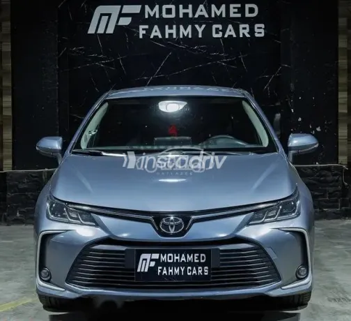 تويوتا كورولا 2021 أزرق غامق مستعملة للبيع - 1