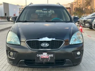 كيا كارينز 2013 أسود مستعملة للبيع