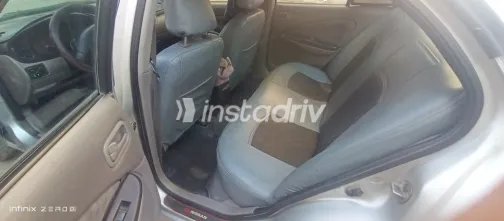 نيسان صنى 2002 أبيض مستعملة للبيع - 1