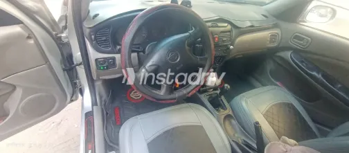 نيسان صنى 2002 أبيض مستعملة للبيع - 10