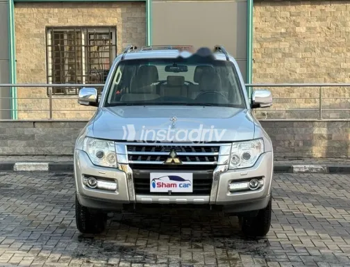 ميتسوبيشي باجيرو 2018 فضي مستعملة للبيع - 2