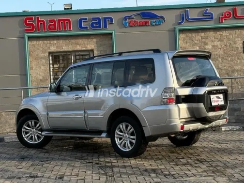 ميتسوبيشي باجيرو 2018 فضي مستعملة للبيع - 4