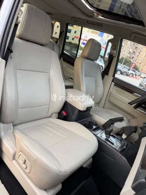 ميتسوبيشي باجيرو 2018 فضي مستعملة للبيع - 5