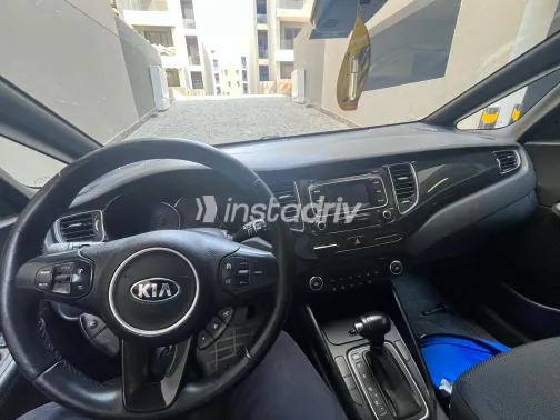 كيا كارينز 2017 أبيض مستعملة للبيع - 2