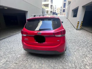 كيا كارينز 2017 أبيض مستعملة للبيع