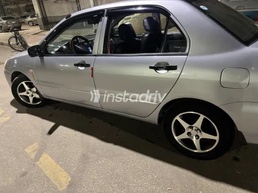 ميتسوبيشي لانسر بومة 2005 أبيض مستعملة للبيع - 1