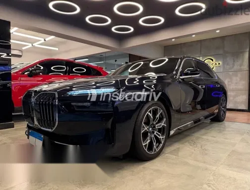 بي ام دبليو 740 2024 أزرق غامق مستعملة للبيع - 1